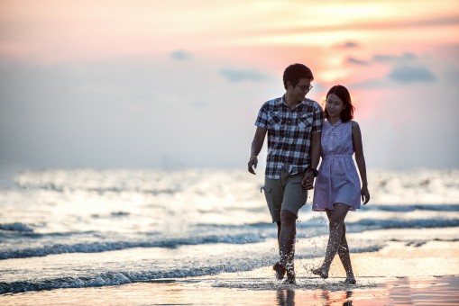 romance_pair_sunset_together_beach_holding_outdoor_two-1271086.jpg!s.jpg