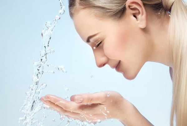4 دلیل شستن صورت با آب سرد